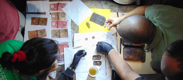 Especialistas trabajan con elementos encontrados en el supuesto refugio nazi de Teyú Cuaré, en Misiones, Argentina - Sputnik Mundo