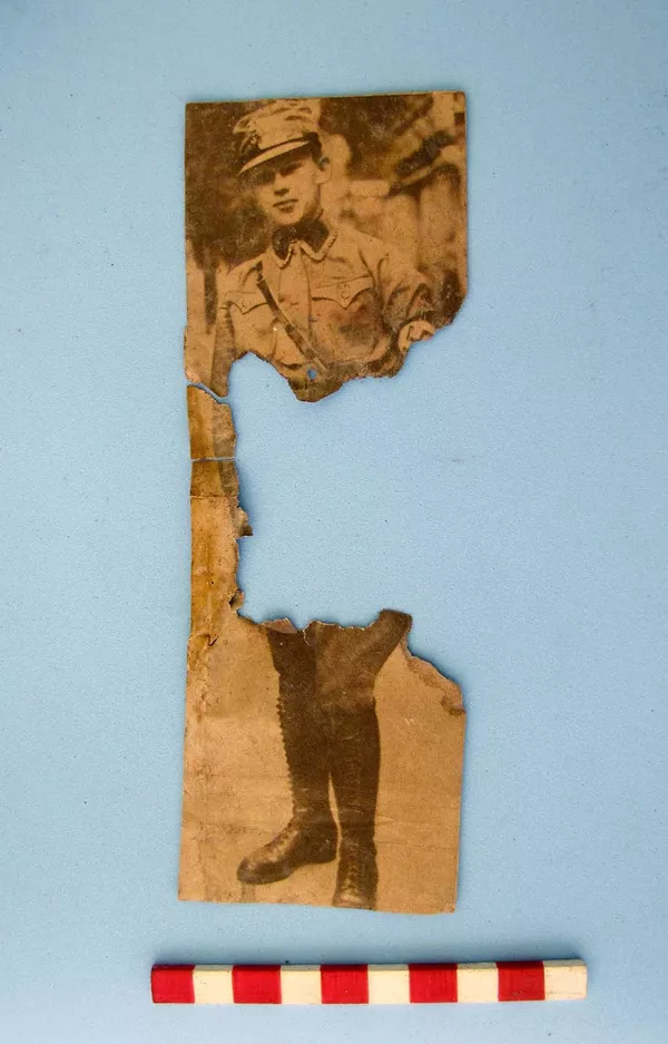 Un recorte de diario con una persona en uniforme fascista encontrado en las ruinas de Teyú Cuaré, el supuesto refugio nazis en Misiones, Argentinas Un recorte de diario con una persona en uniforme fascista encontrado en las ruinas de Teyú Cuaré, el supuesto refugio nazis en Misiones, Argentinas - Sputnik Mundo