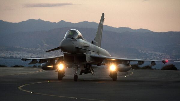 Un avión de combate Eurofighter Typhoon de la Real Fuerza Aérea Británica - Sputnik Mundo