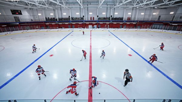 Un partido de hockey sobre hielo Un partido de hockey sobre hielo - Sputnik Mundo
