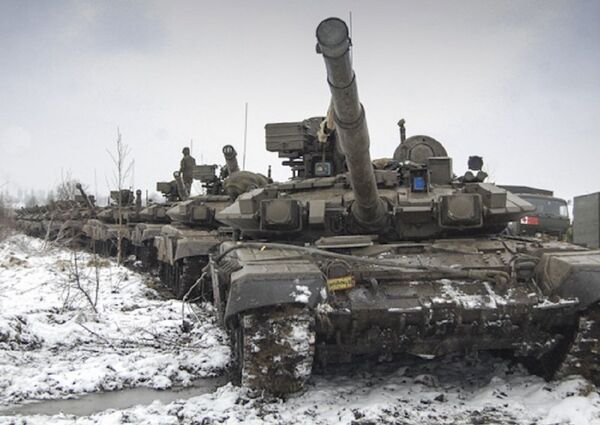 Tanques T-72B3 durante entrenamiento en el polígono Gorojovetski - Sputnik Mundo
