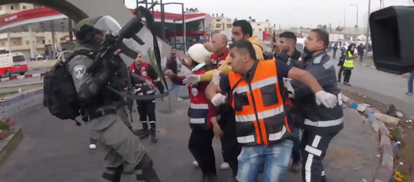 Vídeo: soldados israelíes impiden por la fuerza que los médicos traten a un palestino Vídeo: soldados israelíes impiden por la fuerza que los médicos traten a un palestino - Sputnik Mundo