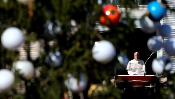 El Papa Francisco durante la oración del Ángelus - Sputnik Mundo