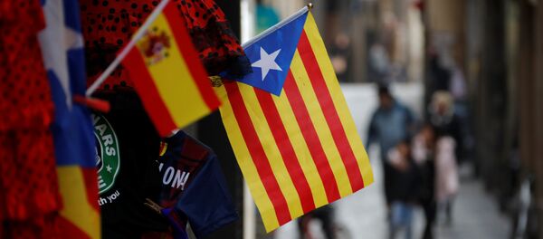 Banderas de Cataluña y España en Barcelona - Sputnik Mundo