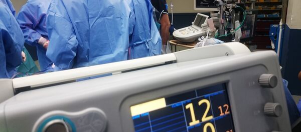 Unos cirujanos (imagen referencial) Unos cirujanos (imagen referencial) - Sputnik Mundo