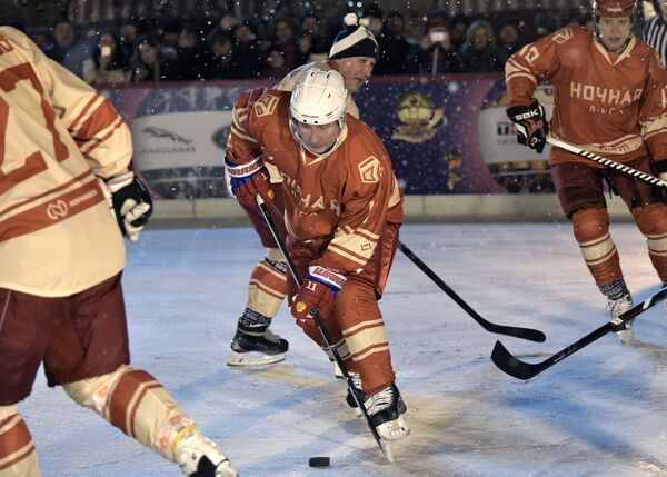 Vladímir Putin juega al hockey en plena Plaza Roja - Sputnik Mundo