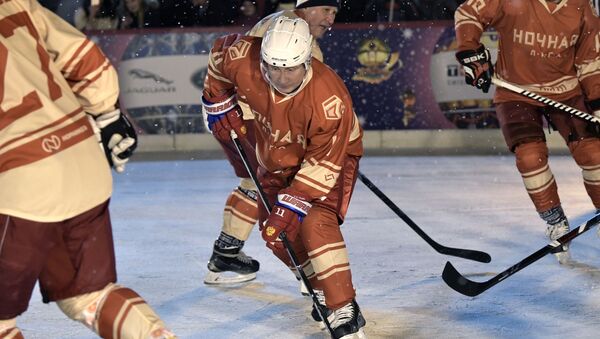 Vladímir Putin juega al hockey en plena Plaza Roja - Sputnik Mundo