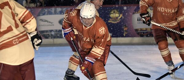 Vladímir Putin juega al hockey en plena Plaza Roja - Sputnik Mundo