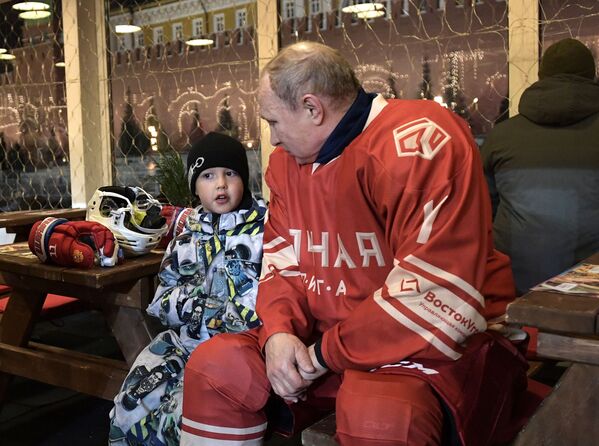 Vladímir Putin juega al hockey en plena Plaza Roja - Sputnik Mundo