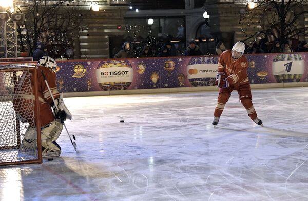 Vladímir Putin juega al hockey en plena Plaza Roja - Sputnik Mundo