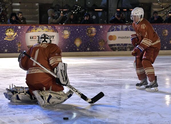 Vladímir Putin juega al hockey en plena Plaza Roja - Sputnik Mundo