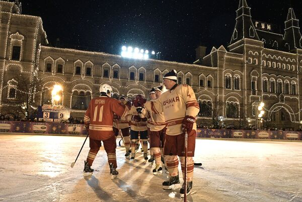 Vladímir Putin juega al hockey en plena Plaza Roja - Sputnik Mundo