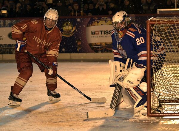 Vladímir Putin juega al hockey en plena Plaza Roja - Sputnik Mundo