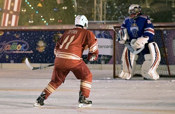 Vladímir Putin juega al hockey en plena Plaza Roja - Sputnik Mundo