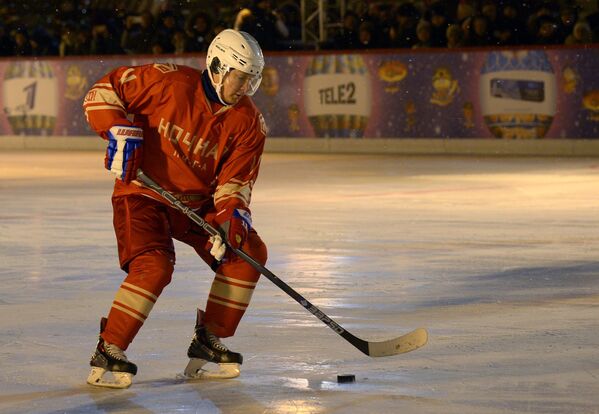 Vladímir Putin juega al hockey en plena Plaza Roja - Sputnik Mundo