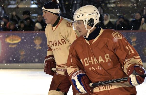 Vladímir Putin juega al hockey en plena Plaza Roja - Sputnik Mundo