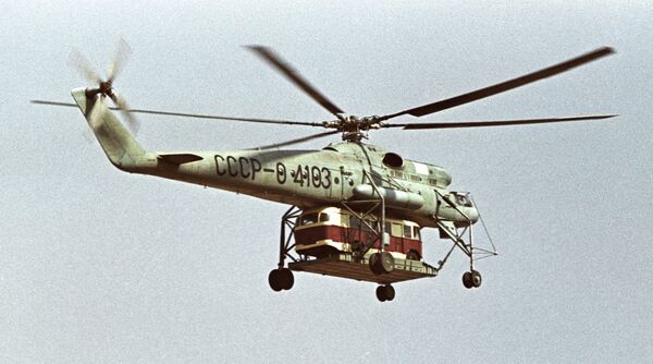 Mi-10 lleva un autobús  - Sputnik Mundo