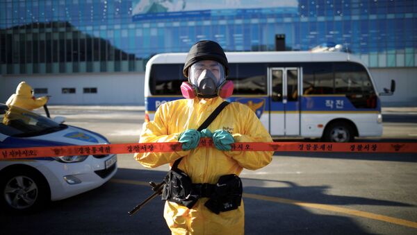 Un policía surcoreano participa en un simulacro de seguridad para los Juegos Olímpicos de Invierno de Pyeongchang 2018 - Sputnik Mundo