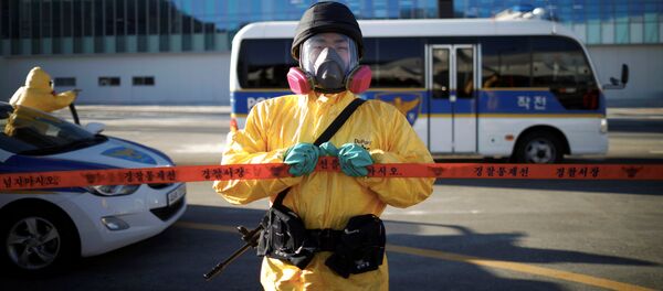 Un policía surcoreano participa en un simulacro de seguridad para los Juegos Olímpicos de Invierno de Pyeongchang 2018 - Sputnik Mundo