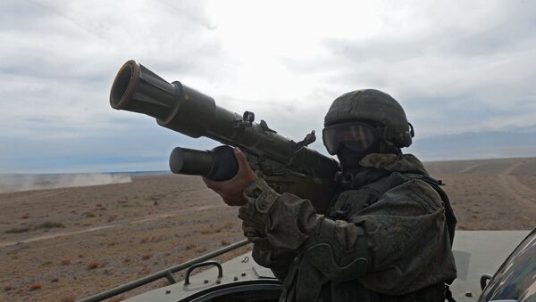 Soldado con un sistema de defensa aérea portátil (imagen referencial) - Sputnik Mundo