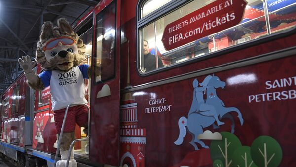 Zabivaka, la mascota del Mundial de Rusia, en el metro de Moscú - Sputnik Mundo