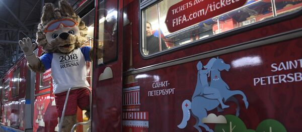 Zabivaka, la mascota del Mundial de Rusia, en el metro de Moscú - Sputnik Mundo