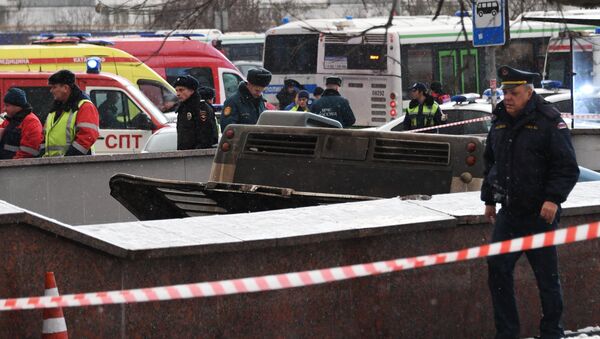 Varios muertos tras el choque de un autobús contra un paso subterráneo en Moscú - Sputnik Mundo