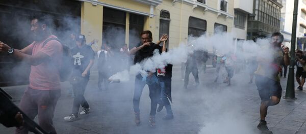 Enfrentamientos en Lima por el indulto al expresidente Fujimori - Sputnik Mundo