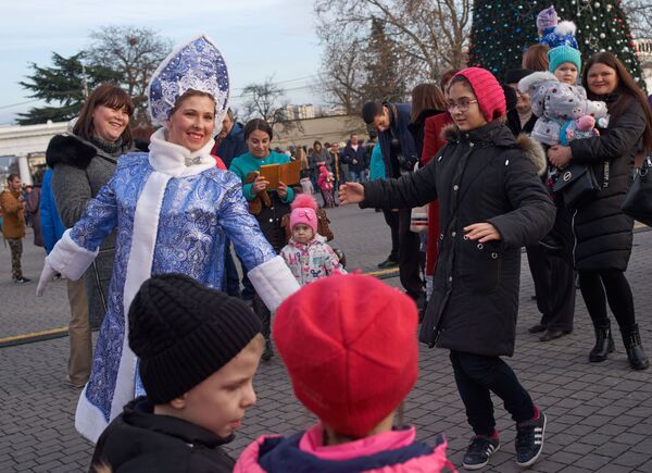 'Nievecillas' rusas: así son las hermosas ayudantes de Papá Noel - Sputnik Mundo