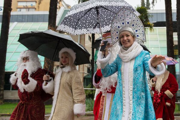 'Nievecillas' rusas: así son las hermosas ayudantes de Papá Noel - Sputnik Mundo