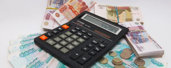 Calculadora y rublos (imagen referencial) - Sputnik Mundo