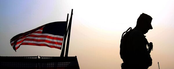 Un soldado de EEUU junto a la bandera estadounidense (archivo) - Sputnik Mundo