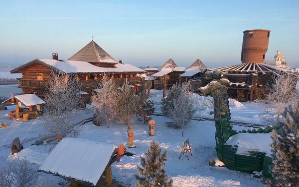 Una vista del hotel 'Abalak' en la región de Tobolsk, cerca de Tiumén. Su estilo arquitectónico está inspirado por los cuentos de hadas rusos Una vista del hotel 'Abalak' en la región de Tobolsk, cerca de Tiumén. Su estilo arquitectónico está inspirado por los cuentos de hadas rusos - Sputnik Mundo