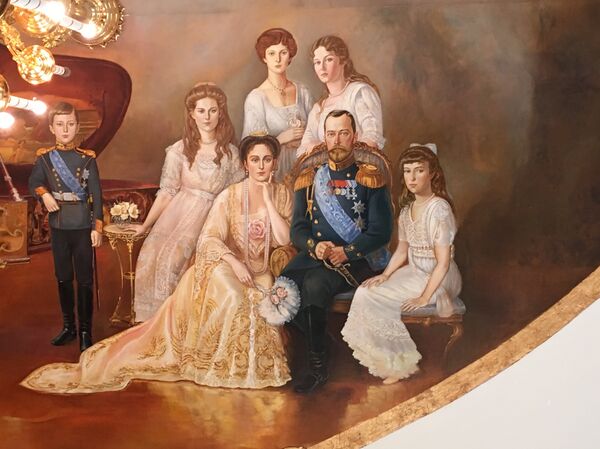 El retrato de la familia real de Nicolás II, pintado en el techo del restaurante 'Románov' en Tobolsk El retrato de la familia real de Nicolás II, pintado en el techo del restaurante 'Románov' en Tobolsk - Sputnik Mundo
