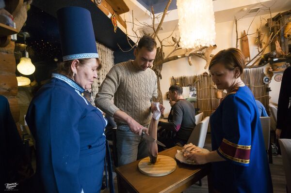 Así se sirve el pescado congelado en el restaurante 'Chum': cortado trozo a trozo antes de descongelarse Así se sirve el pescado congelado en el restaurante 'Chum': cortado trozo a trozo antes de descongelarse - Sputnik Mundo