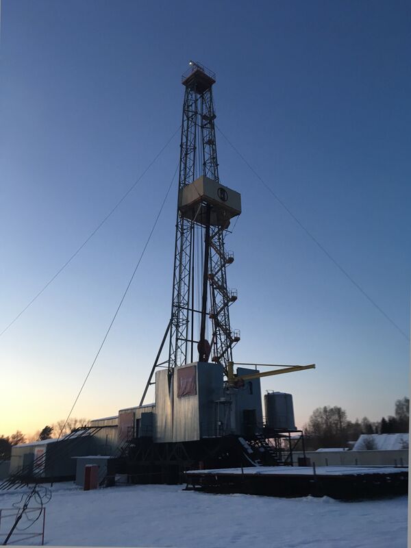 La instalación de perforación en las afueras de Tiumén. Está plenamente operativa y se usa en el proceso de formación de los ingenieros petroleros La instalación de perforación en las afueras de Tiumén. Está plenamente operativa y se usa en el proceso de formación de los ingenieros petroleros - Sputnik Mundo