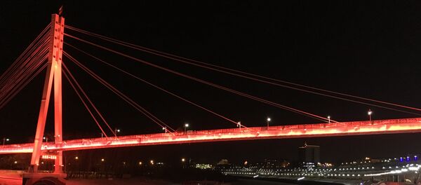 El Puente de los Amantes en el malecón de Tiumén, en invierno - Sputnik Mundo