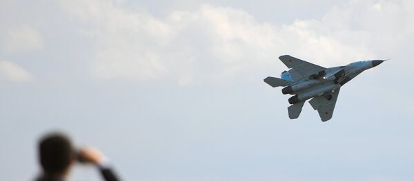 El caza ruso MiG-35 durante un vuelo de demostración - Sputnik Mundo
