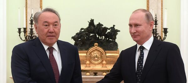 El presidente de Kazajistán, Nursultán Nazarbáev con su homólogo ruso, Vladímir Putin - Sputnik Mundo