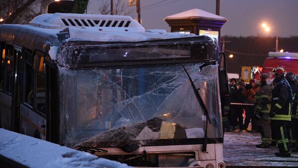 El choque de un autobús contra un paso subterráneo en Moscú - Sputnik Mundo