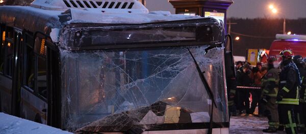 El choque de un autobús contra un paso subterráneo en Moscú - Sputnik Mundo