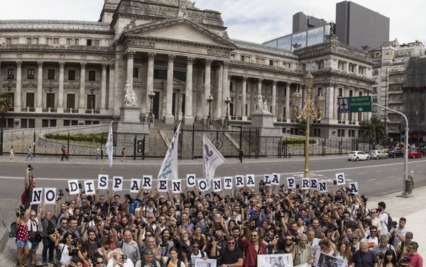 Reporteros gráficos argentinos piden al Gobierno que no dispare contra la prensa Reporteros gráficos argentinos piden al Gobierno que no dispare contra la prensa - Sputnik Mundo