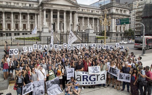 Reporteros gráficos argentinos piden al Gobierno que no dispare contra la prensa Reporteros gráficos argentinos piden al Gobierno que no dispare contra la prensa - Sputnik Mundo