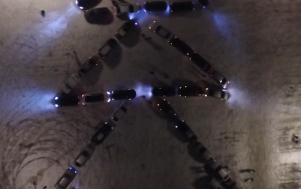 Un insólito árbol de Navidad automovilístico enciende sus luces en Vladímir - Sputnik Mundo