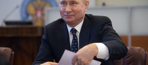 Putin presenta documentos para ser registrado como candidato en las presidenciales de 2018 - Sputnik Mundo