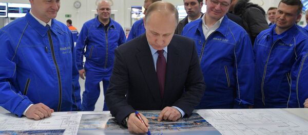 Vladímir Putin visita la planta Yamal SPG - Sputnik Mundo
