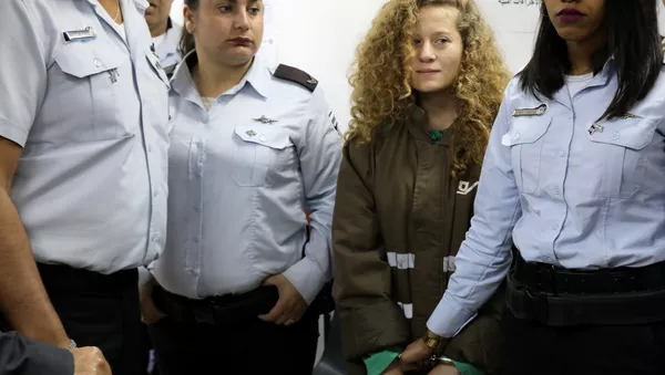 Ahed Tamimi (centro), activista palestina - Sputnik Mundo