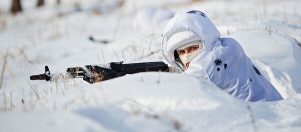 Soldado ruso en camuflaje invernal - Sputnik Mundo