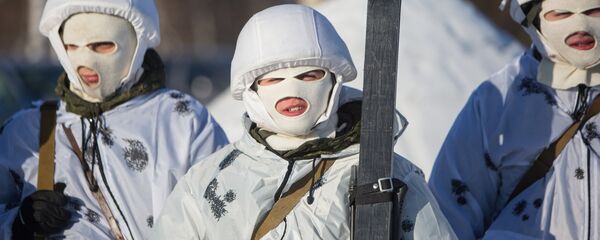 Soldados rusos en camuflaje invernal (imagen referencial) - Sputnik Mundo