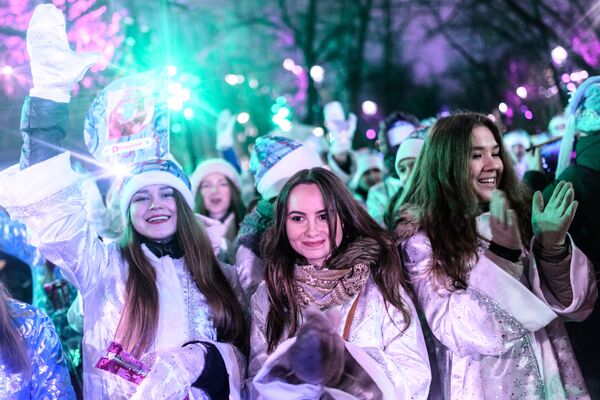 Las 'Nievecillas' rusas se lucen en las calles de Moscú - Sputnik Mundo